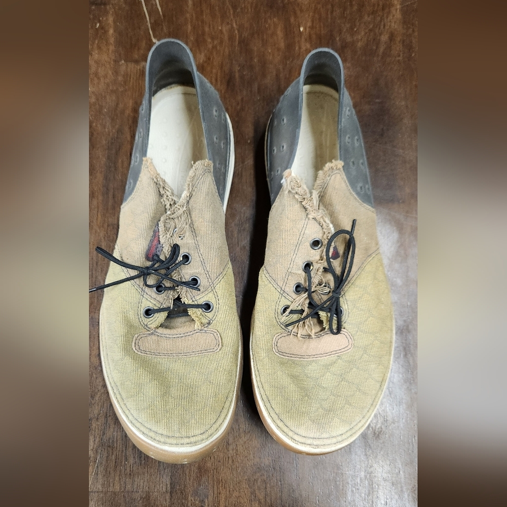 Columbia Tan and Black Men's Sneakers